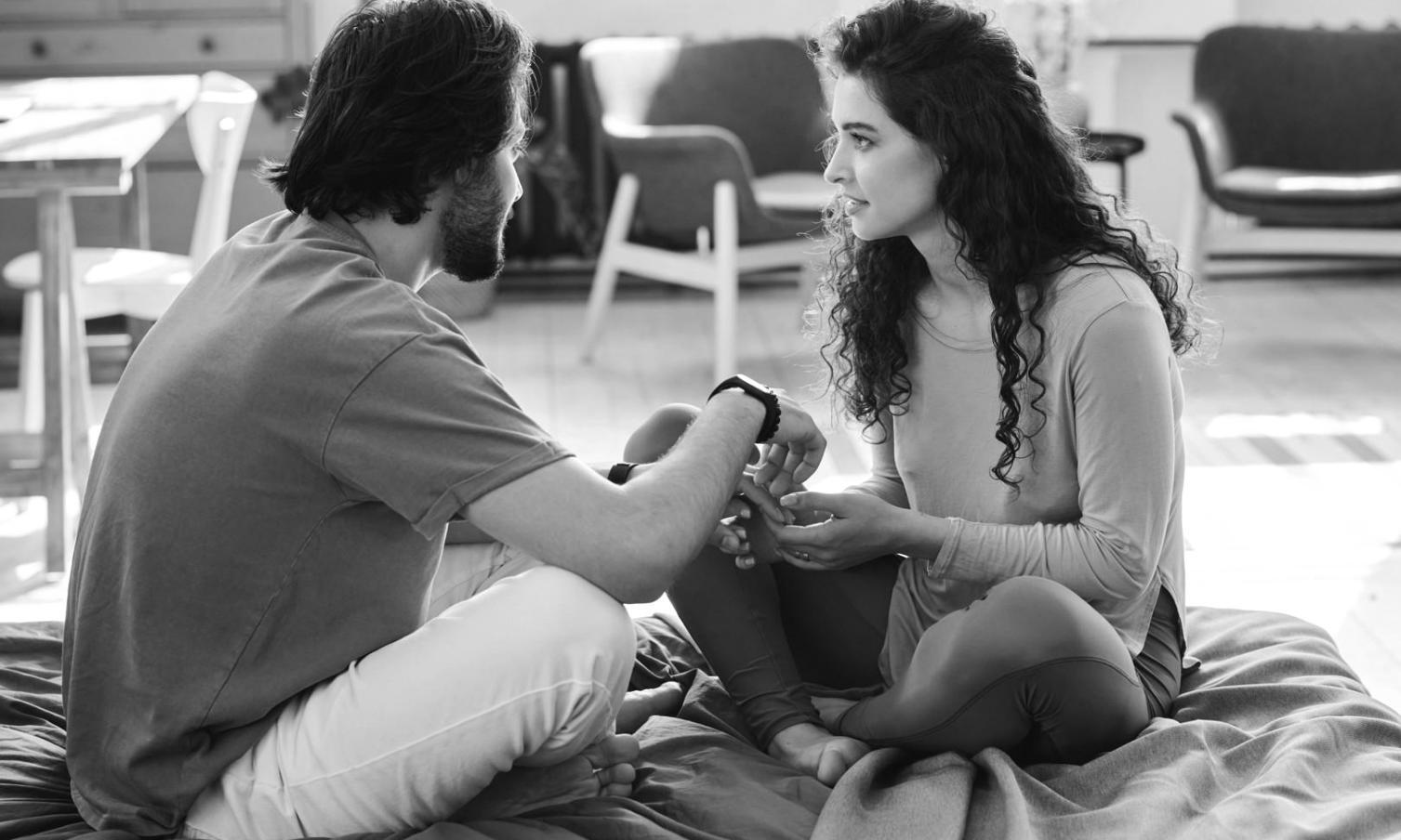 Persona estudiando documentación de protección social en escritorio con materiales educativos